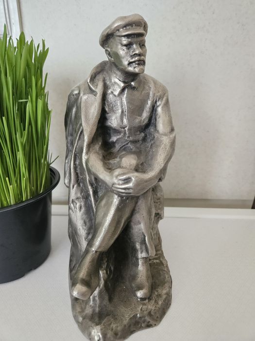 Стара бронзова статуетка Ленин