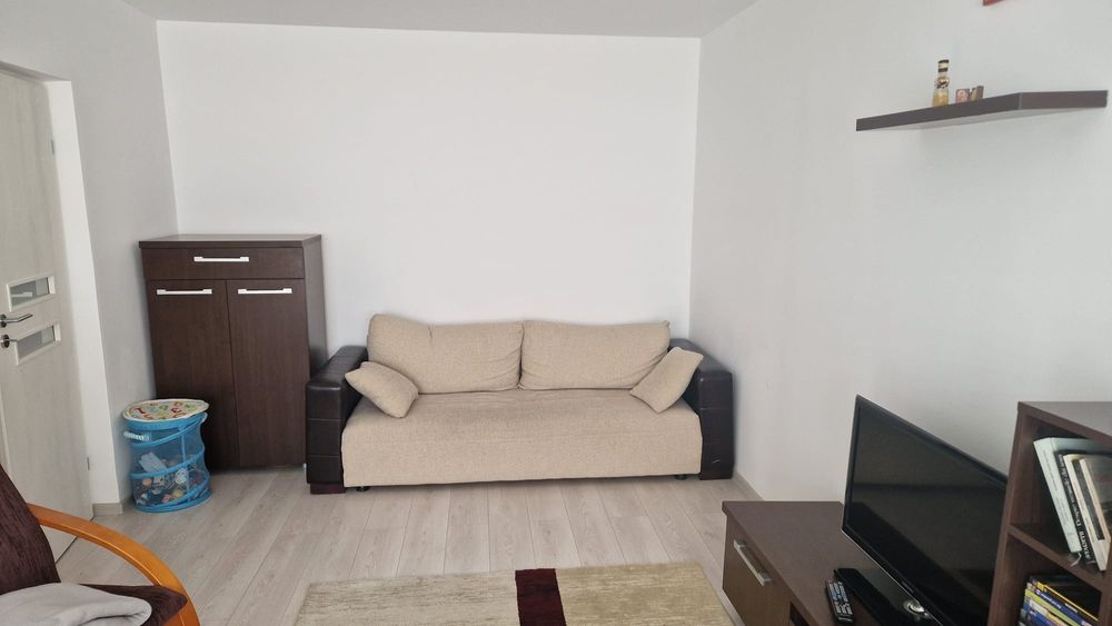 Închiriez apartament cu două camere,  micro 6, zona Pavcom