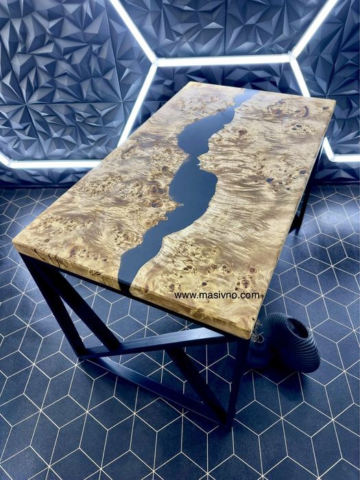 Кръгла Маса от естествено дърво и епоксидна смола.