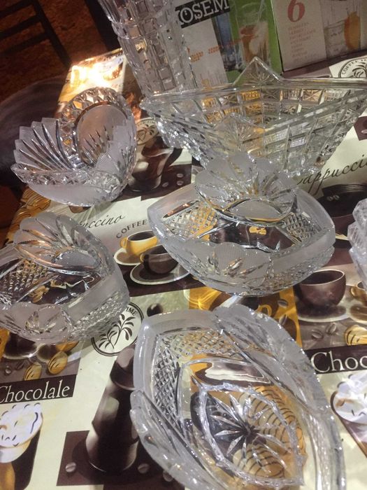 Хрустальные салатницы 6 штук  и вазочки  для цветов 2 штуки