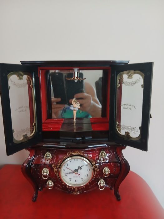 Dulap in miniatura,pentru bijuterii,cu ceas si cutie muzicala.