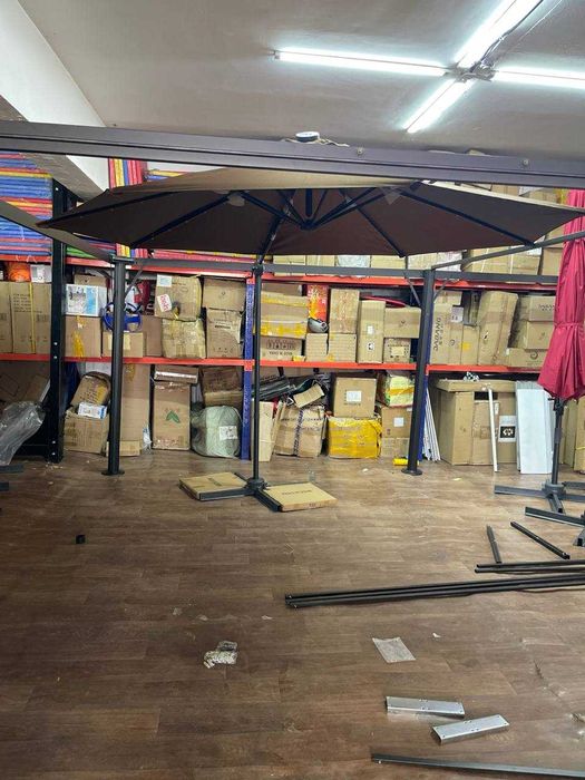 Распродажа зонтов с витрины