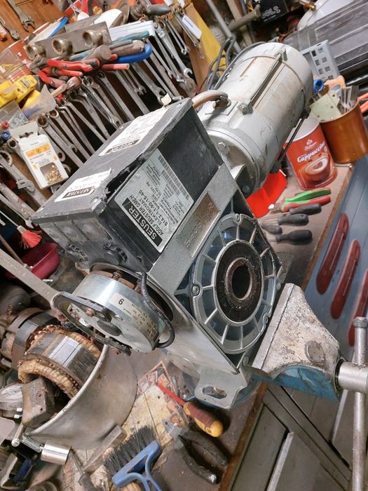 Vând motor cu reductor