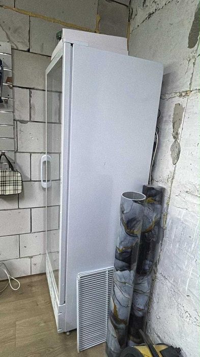 Холодильный шкаф со стеклянной дверью