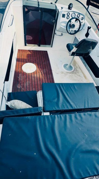 Vând schimb barca cabinata motor si peridoc