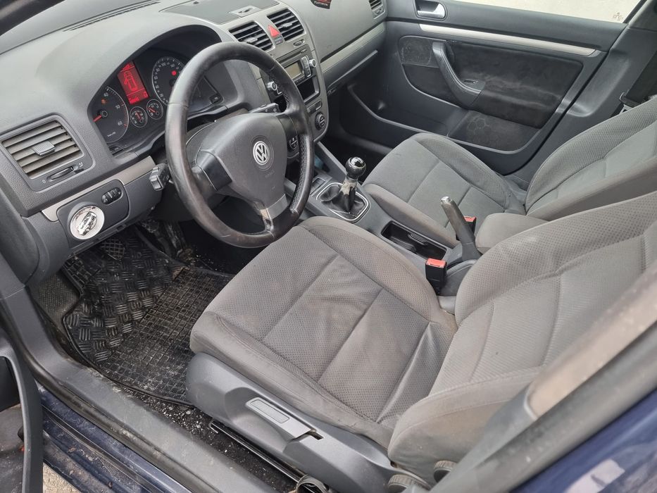 Vând Volkswagen Golf  5 1.9