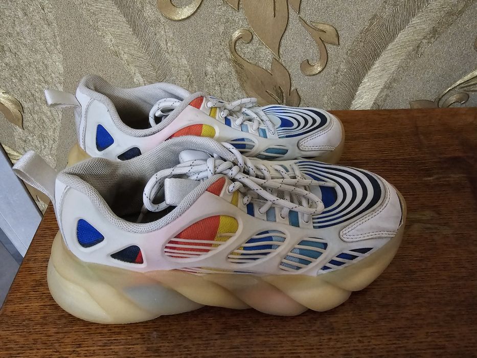 Кеды (35) и кроссовки (36), б/у, по 50 тысяч.