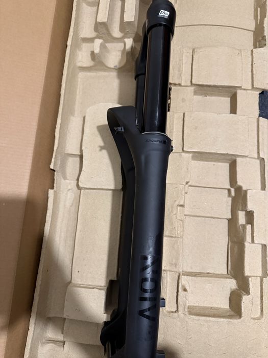 Vând furcă SR Suntour Aion 38X 2CR Air – NOUĂ, nefolosită