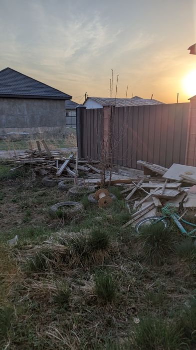 Дрова, обрезки досок (строительные отходы)