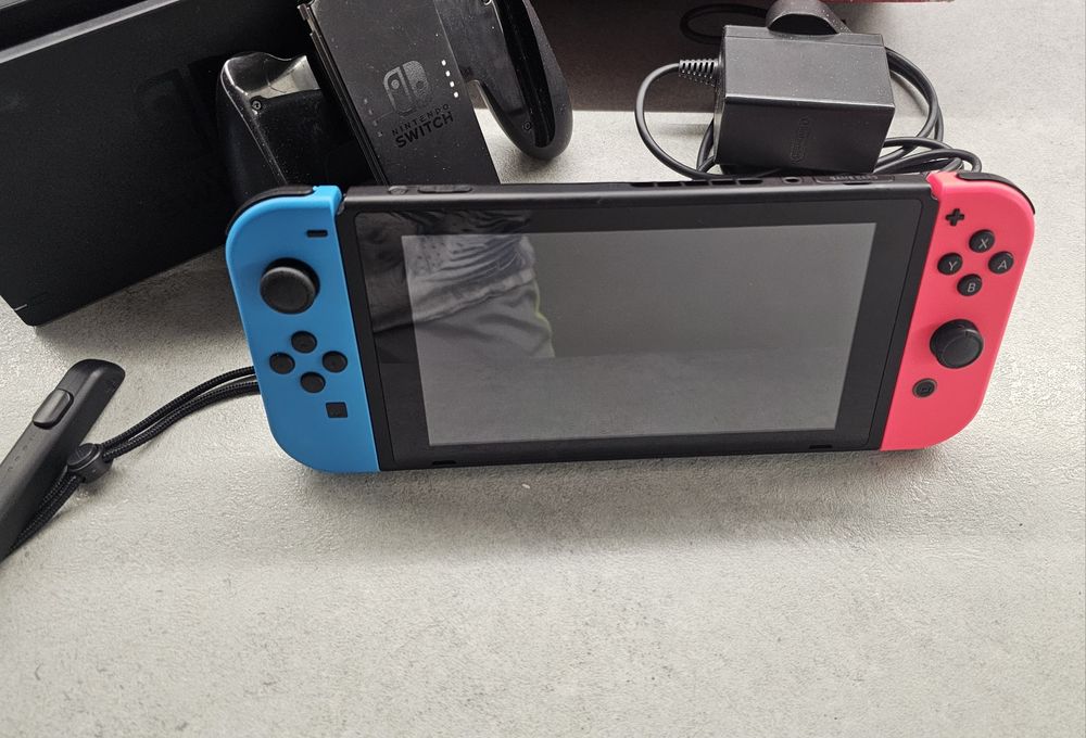 Nintendo Switch HAC-001(-01) V2 + 32 GB MicroSD