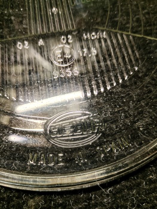 Продам стекло фары Nissan Terrano 2