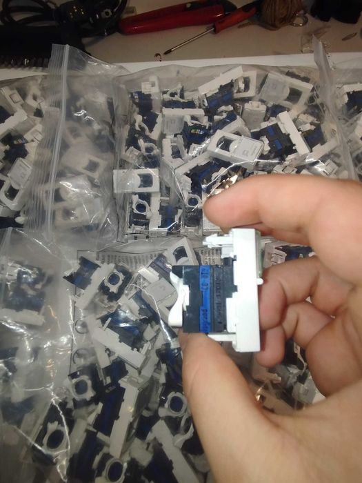 Conector Cat 6 Legrand (REF. 076561]  RJ 45 UTP Alb (300 Buc)