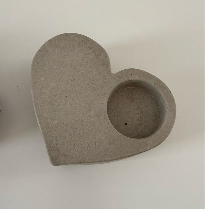 Ръчно изработен свещник “Сърце” – елегантност с послание