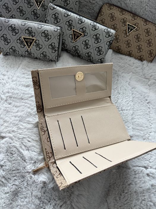 Дамски портмонета Guess