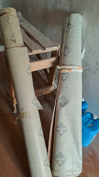 Отдам линолеум. Может на дачу. 6кв.м. От 2 плитки шокол. не откажусь.
