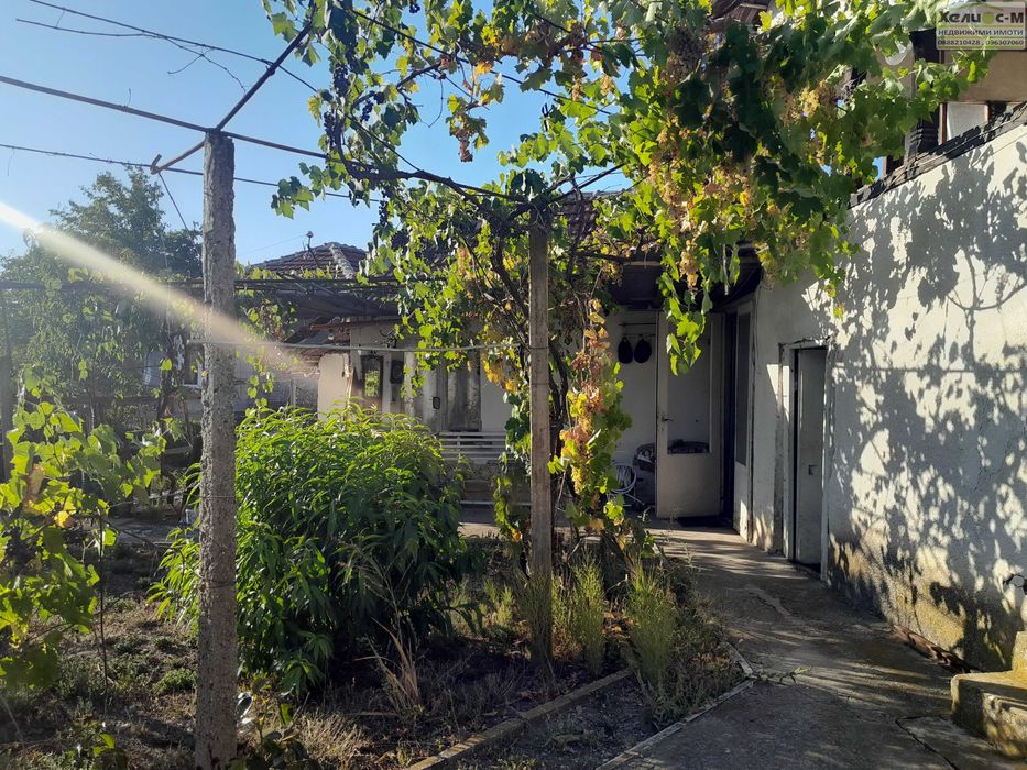 Къща с голям двор в с.Долно Белотинци, общ.Монтана