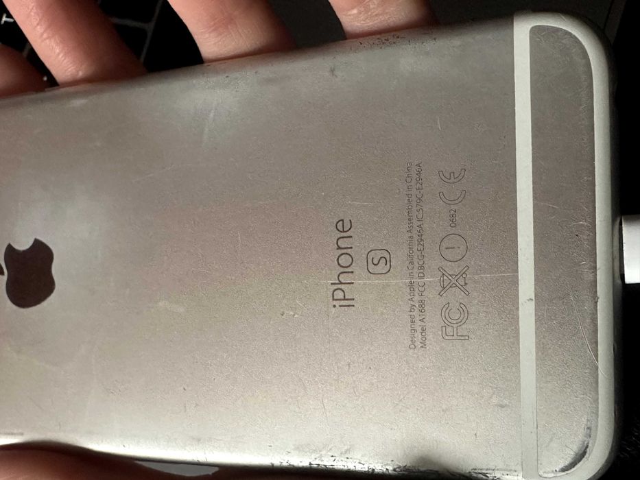 Това е iPhone 6S rosegold 64gb ползван нова батерия на 100% отключен