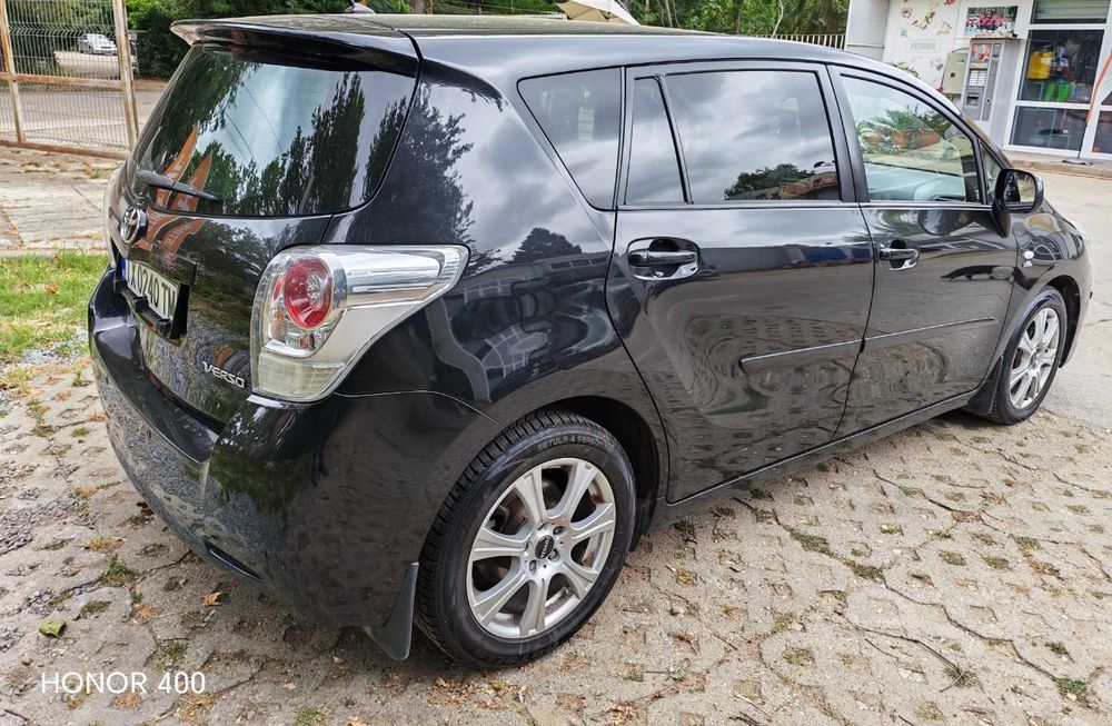 Продавам лек автомобил TOYOTA VERSO в отлично състояние