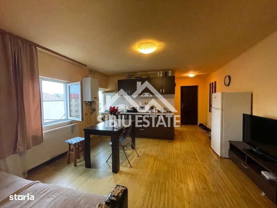 Apartament luminos cu 2 camere, la mansardă, în zonă căutată