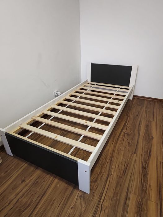 Vând pat alb cu gri închis, complet echipat, stare foarte bună.

Cumpa