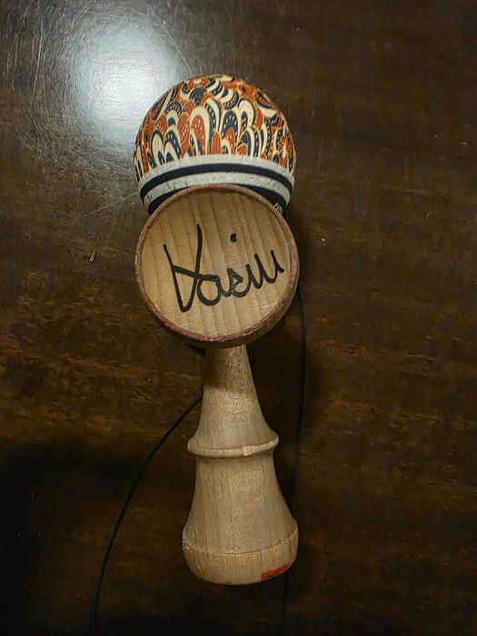 Kendama semnată de Xremus și de Vasi