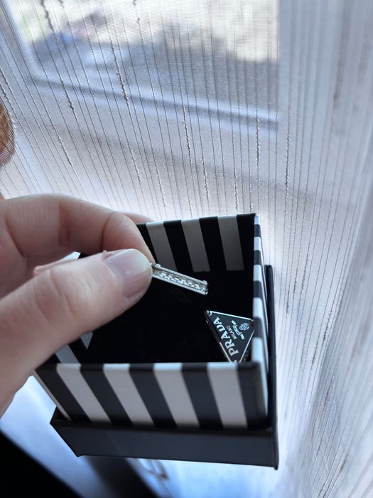 Cercei Prada argintii cu cristale