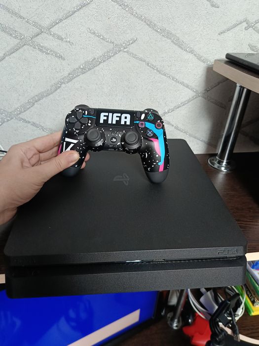 Продам PlayStation 4 slim