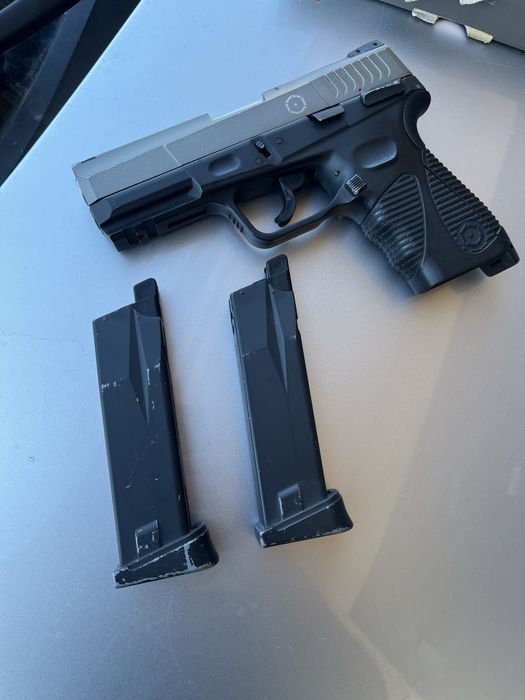 Airsoft m4 colt and taurus 24/7 g2