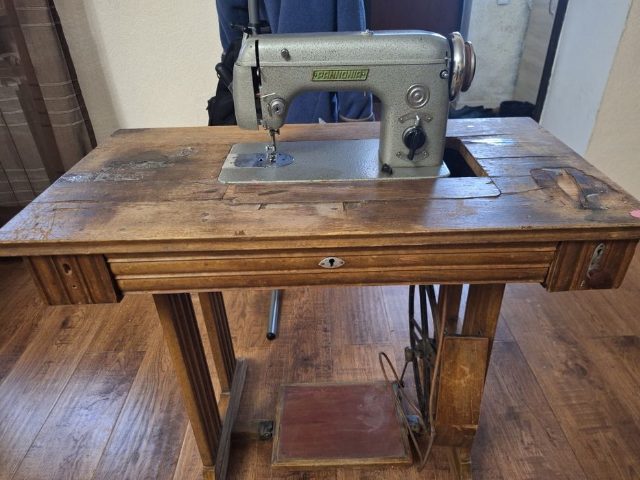 Швейная машина.  На запчасти.