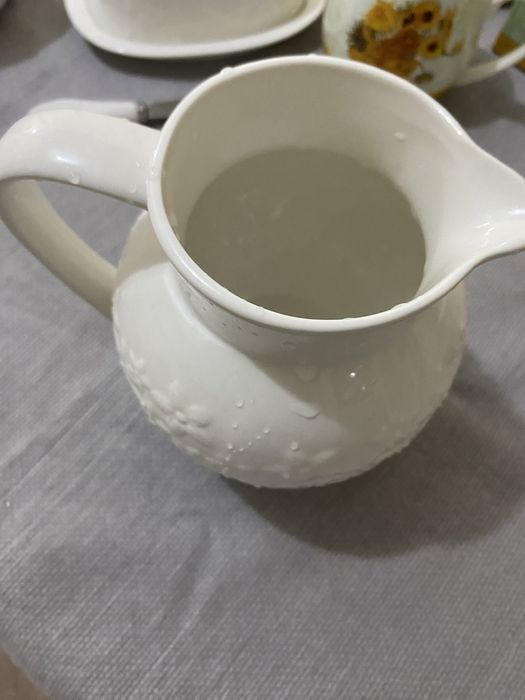 Продаем кувшин белый