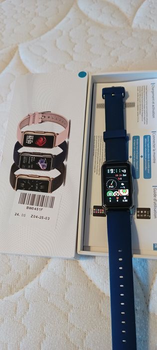 Смарт гривна - часовник,син цвят на каишката.