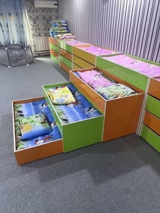Шкавчик и кровати для детского садика с матрацами и покрывалом