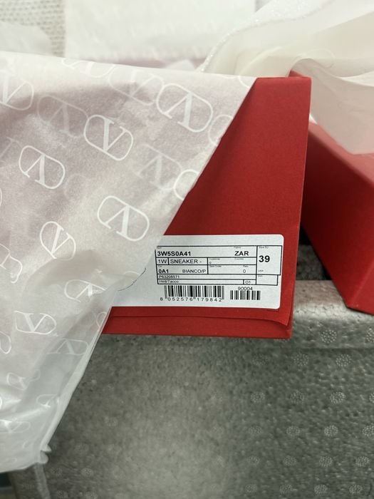 Vand adidasi valentino originali