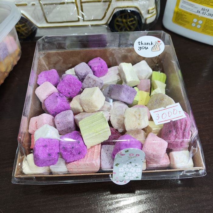 Сублимировынное фрукты и мороженое.