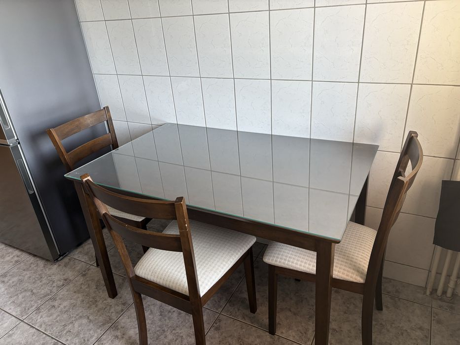 Masa lemn  4 persoane cu 4 scaune nu ikea