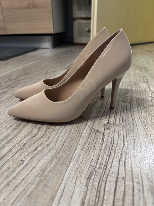 Дамски бежови токчета 38размер