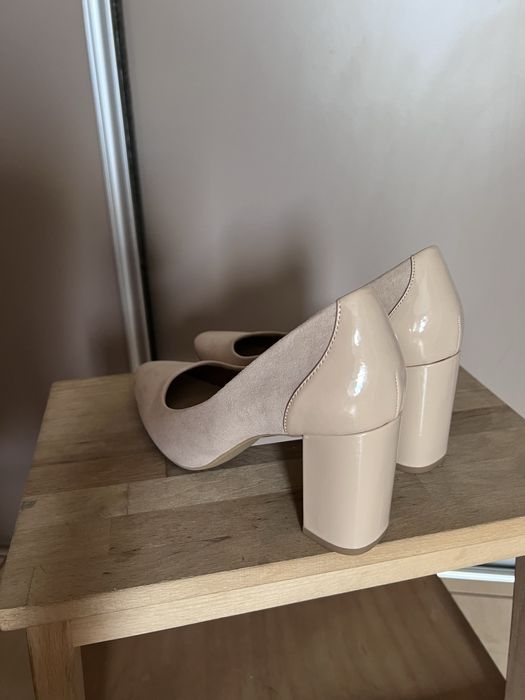 Pantofi bej din catifea