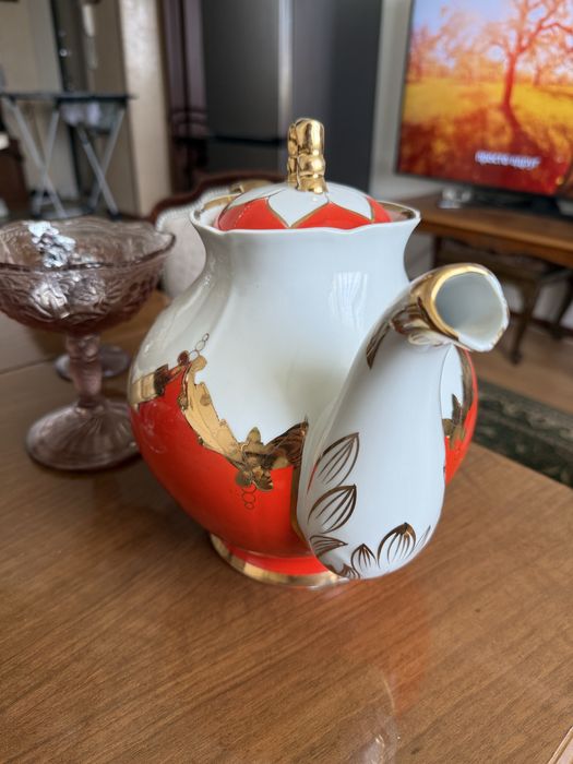 Продам доливной чайник Красный бутон