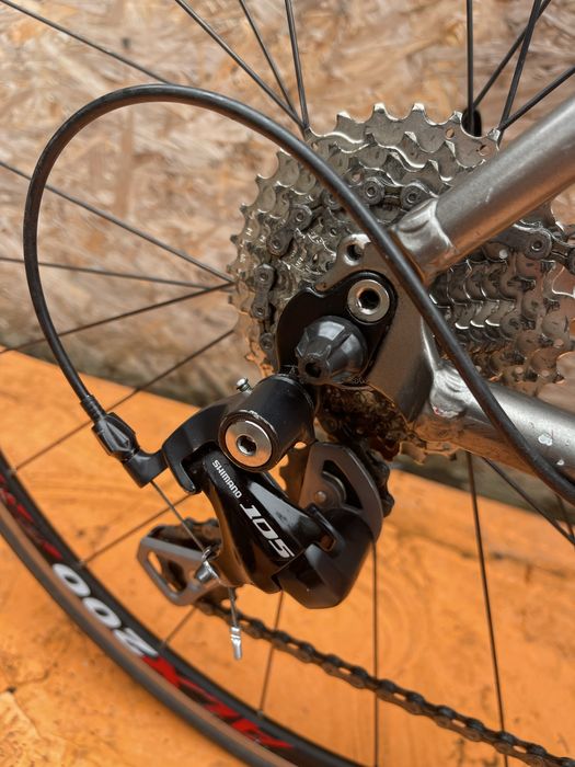 Bicicleta cursiera pinnacle furca de carbon roti 28” shimano 105