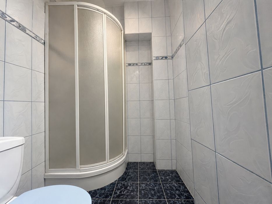 Vând apartament în Arad zona confectii 4 camere 2 băi hol mare 2 balcoane și bucatarie recent reabilitat 123mp centrala etaj 4 din 4