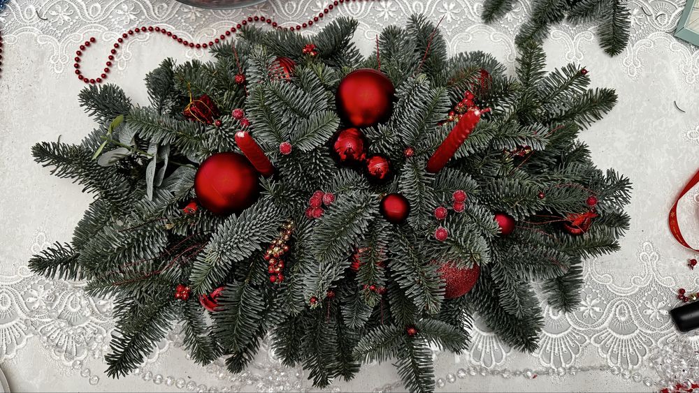 В продаже  новогодние композиции из Нобилиса .