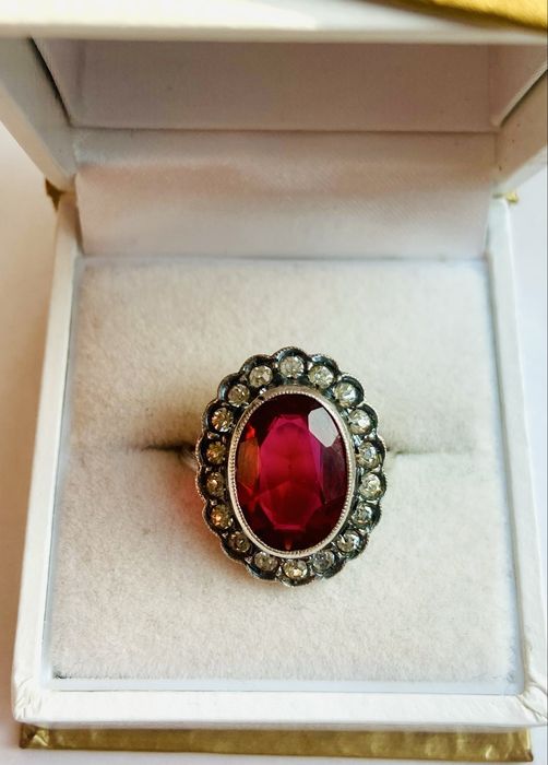 Inel din argint in forma de floare cu pietre