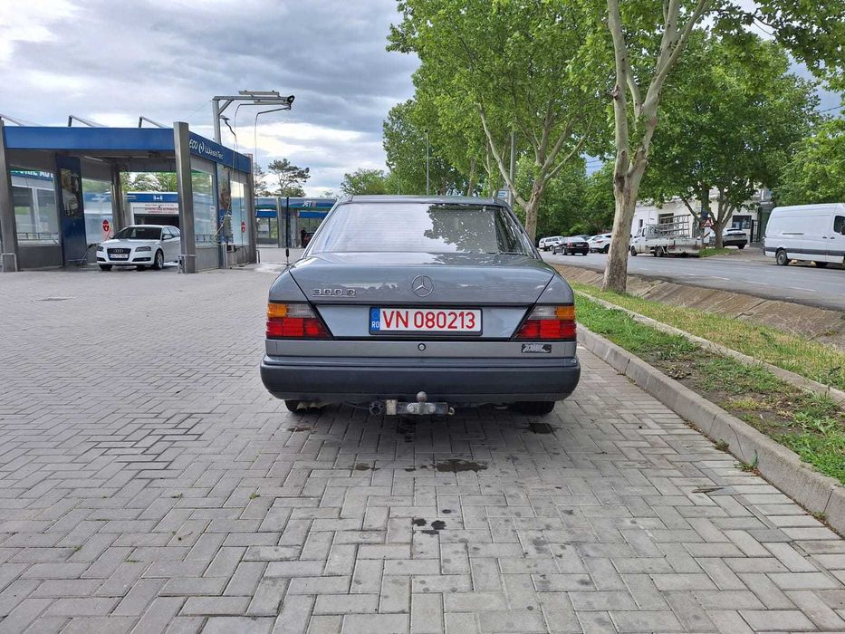 Mercedes W124 300D an 1988 manual vehicul istoric
