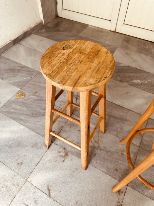 Два ретро дървени бар стола от 80-те