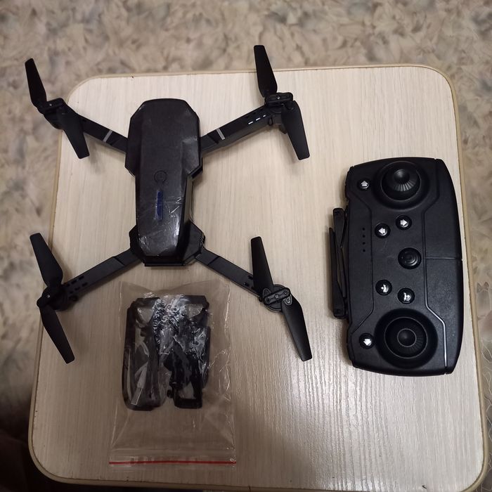 Дрон ,квадрокоптер Е88.