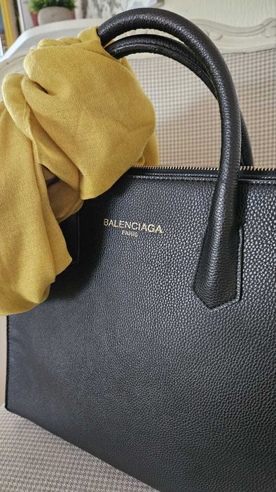 Твърда дамска чанта в черен цвят