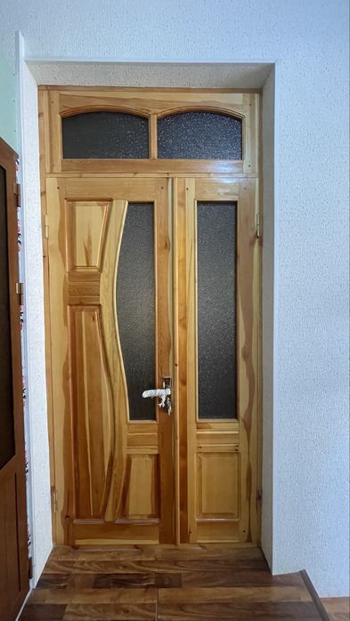 Yog’och eshiklar sotiladi