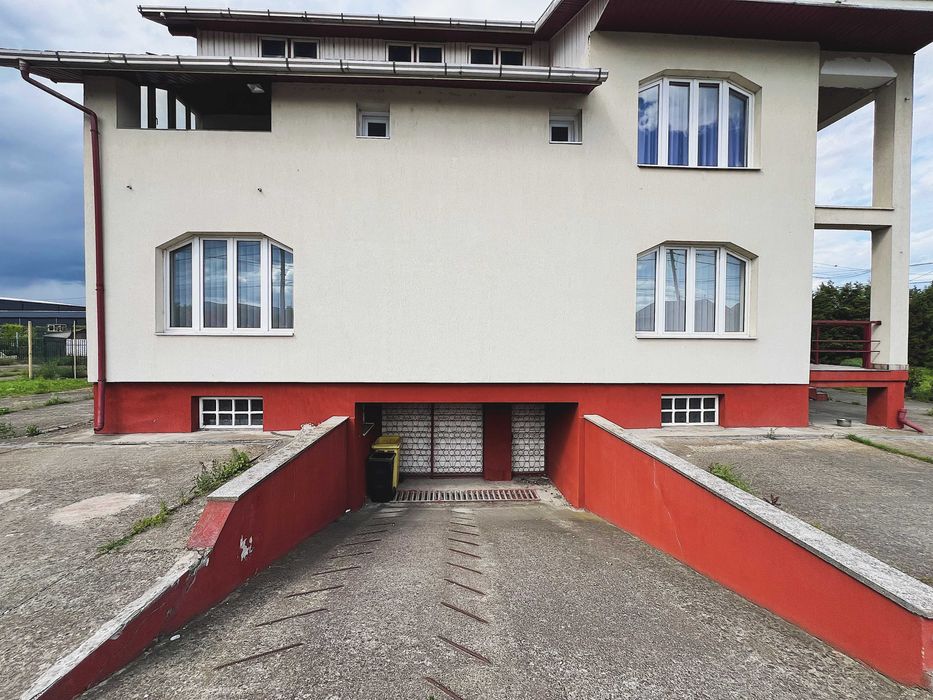 Vand cladire in Piatra Neamt cu 2200 m2 teren