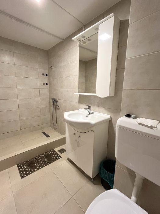 De închiriat - apartament str. Victoriei