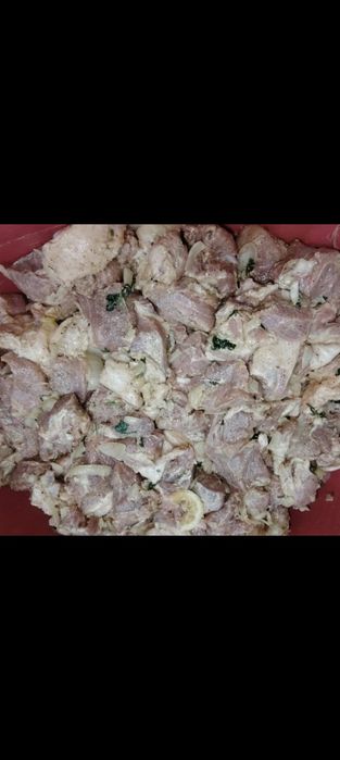 Маринованный шашлык из свиной шеи . Купаты из мяса свинины .